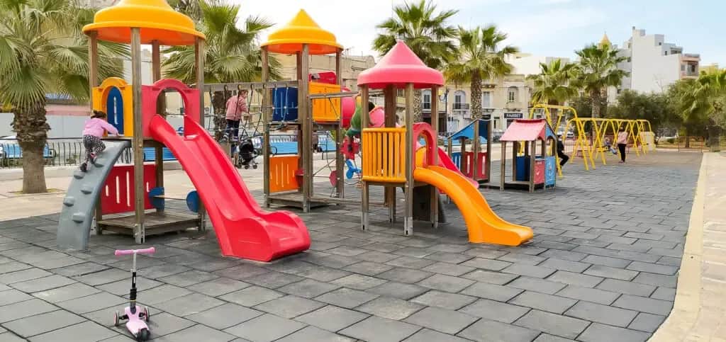 Kiedy otwierają place zabaw? Sprawdź godziny i zasady w Twojej okolicy