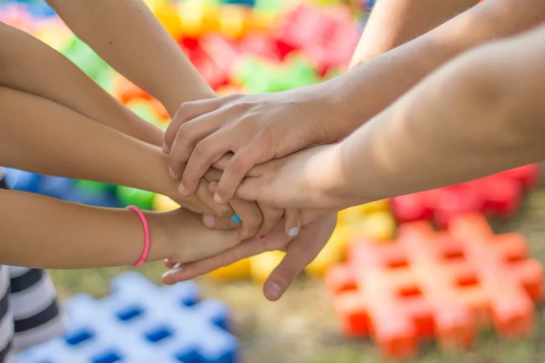 Zabawy integracyjne dla dzieci w wieku szkolnym – rozwijaj relacje i umiejętności