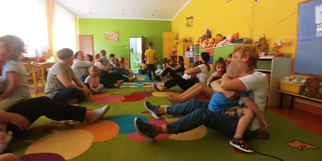 Zabawy integracyjne dla dzieci i rodziców w przedszkolu – proste pomysły na lepszą relację