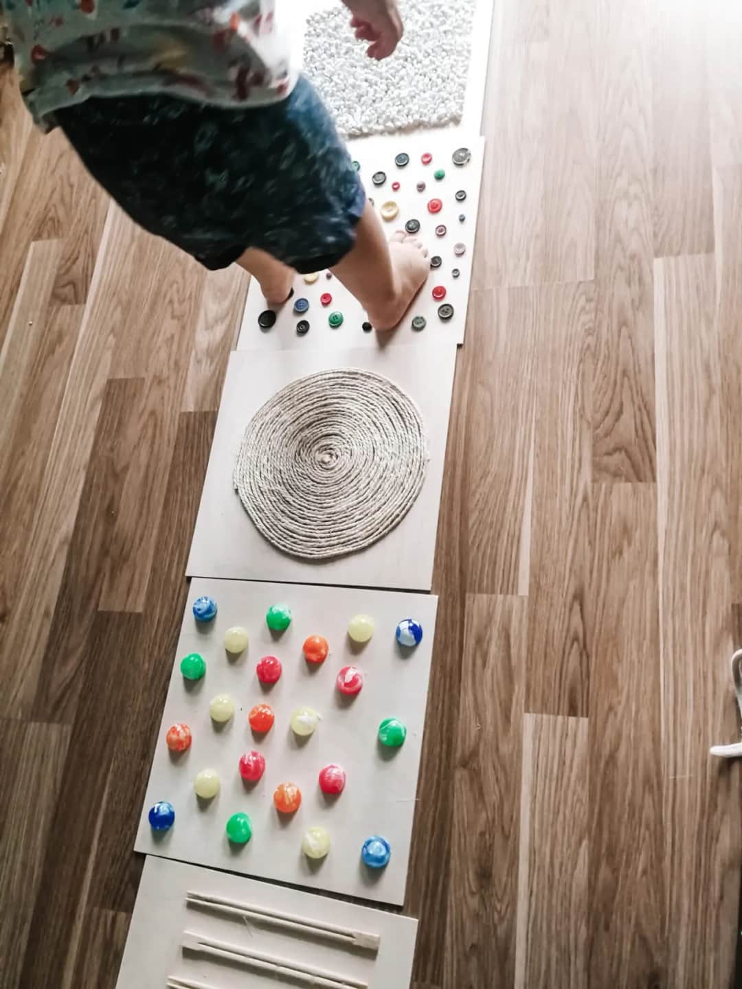 Jak łatwo zrobić ścieżkę sensoryczną dla dzieci krok po kroku