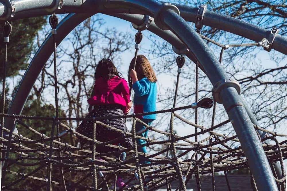 Jak zakotwiczyć plac zabaw, aby uniknąć niebezpieczeństw i wypadków