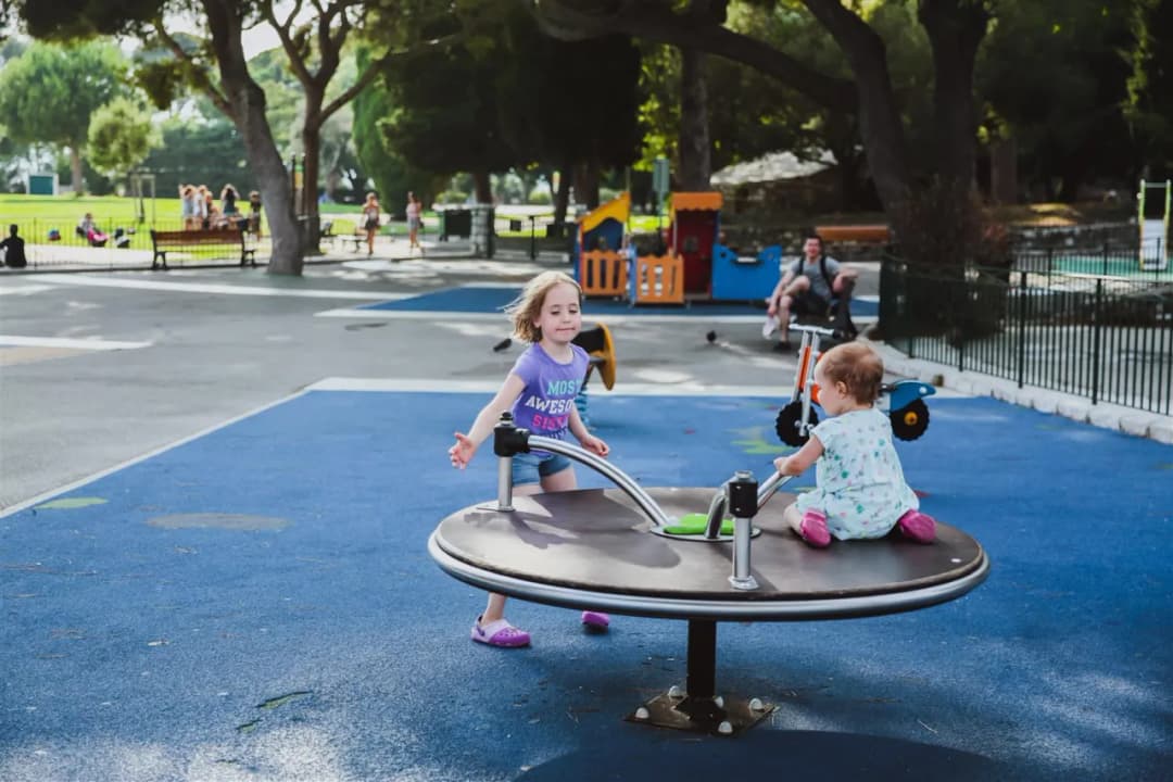 Huśtawki i karuzele Starmax – klasyka placu zabaw, która przyciąga dzieci każdego dnia Huśtawki i karuzele Starmax – klasyka placu zabaw, która przyciąga dzieci każdego dnia