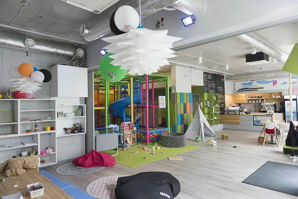 Najlepsze kawiarnie dla dzieci i rodziców – gdzie spędzić czas z rodziną wygodnie